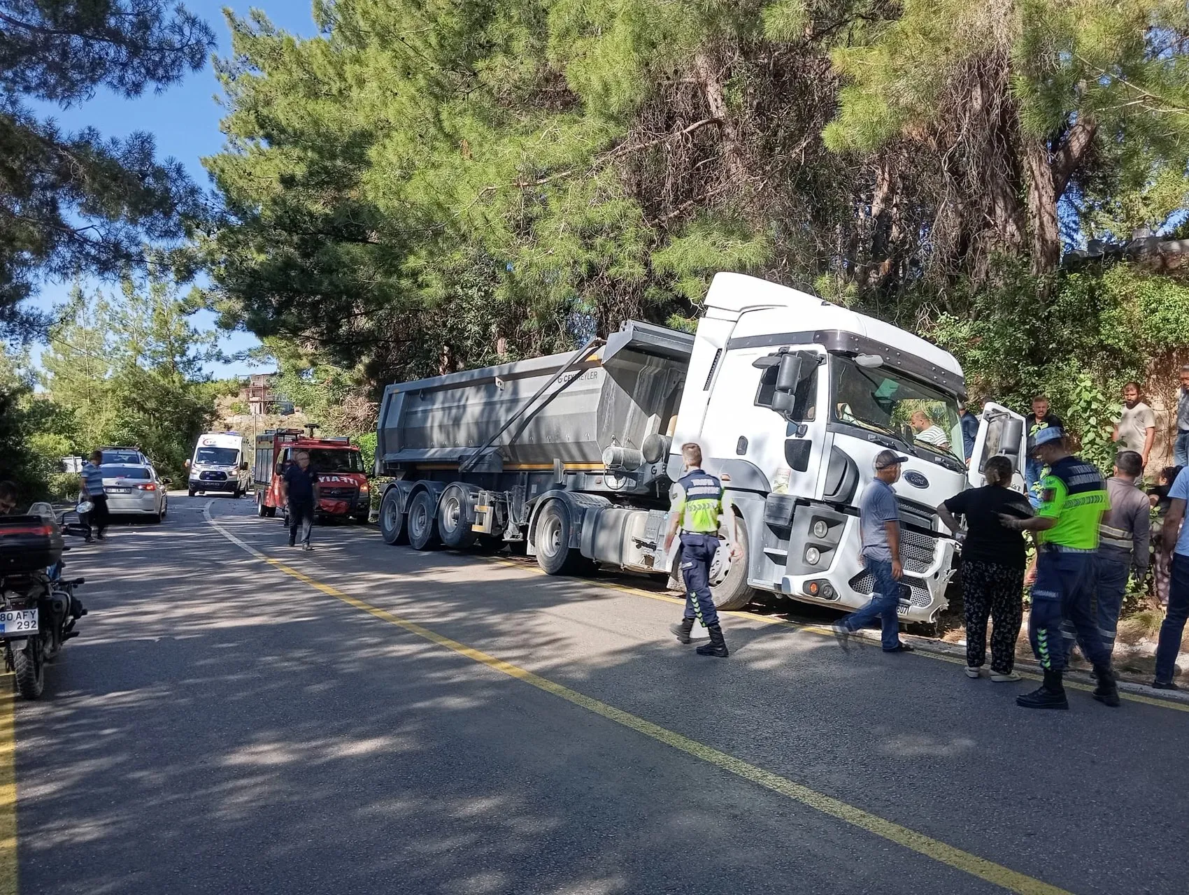 Kadirli Akarca Yaylası yolunda kamyon ile otomobil çarpıştı