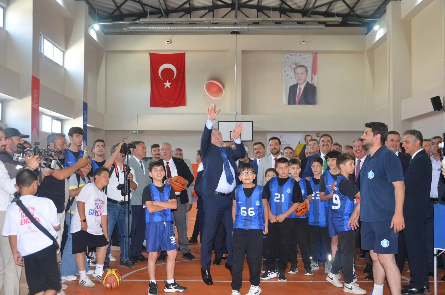 Bakan Bak Amasya'da yeni gençlik merkezlerini hizmete açtı