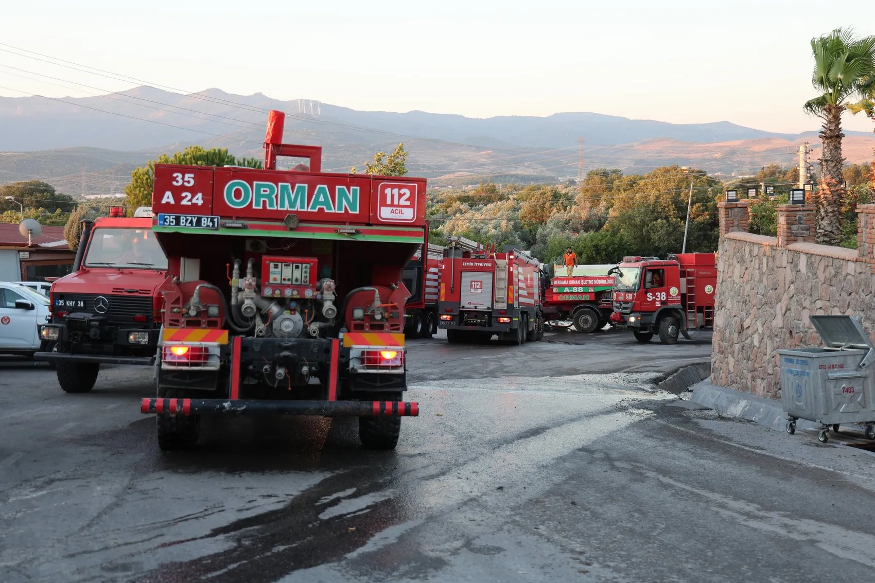 Menemen'de gece başlayan yangın kontrol altına alındı