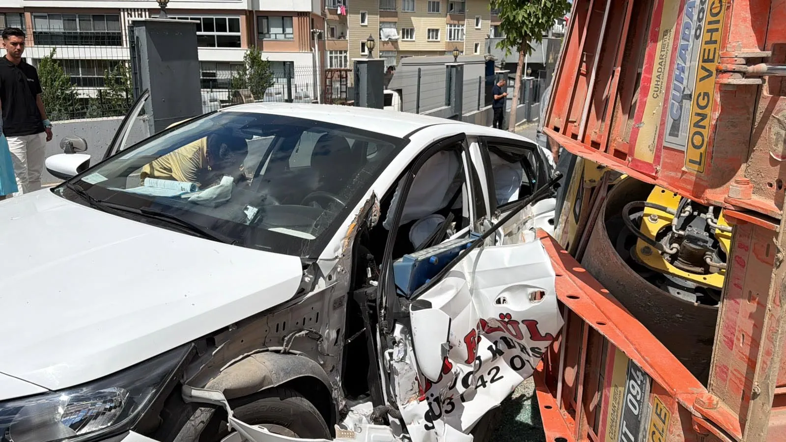 Eskişehir’de yokuş aşağı kontrolden çıkan römork eğitim aracına çarptı