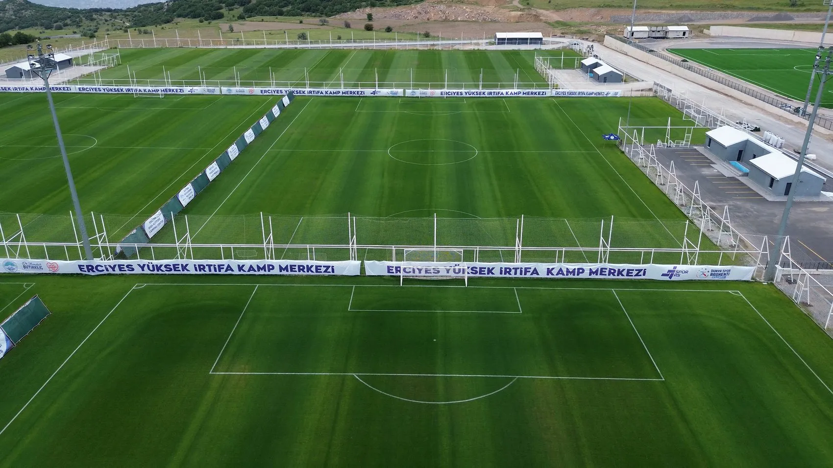 Erciyes zirvesi futbol takımlarının yeni kamp merkezi oldu
