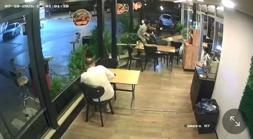 Karamürsel'de yemek yiyen müşterinin üzerine motosiklet girdi