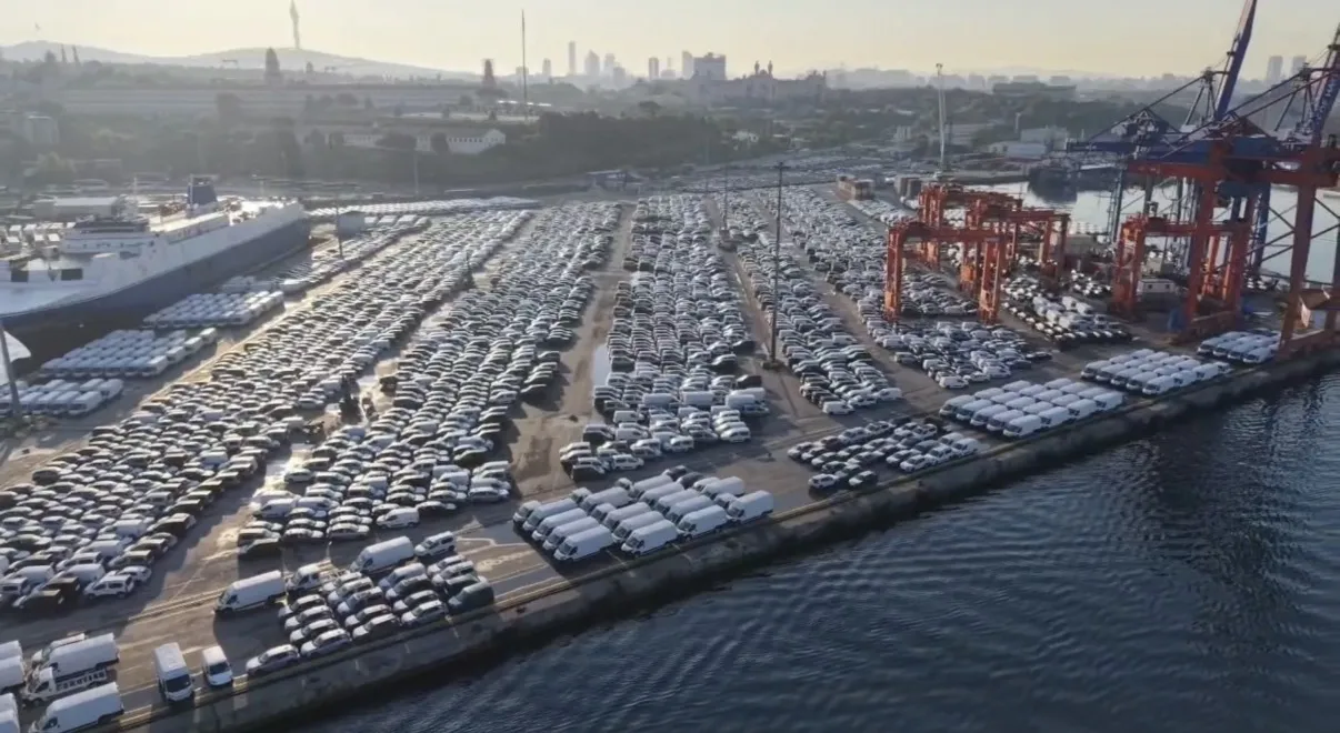 Haydarpaşa Limanı'nda binlerce sıfır araç bekliyor