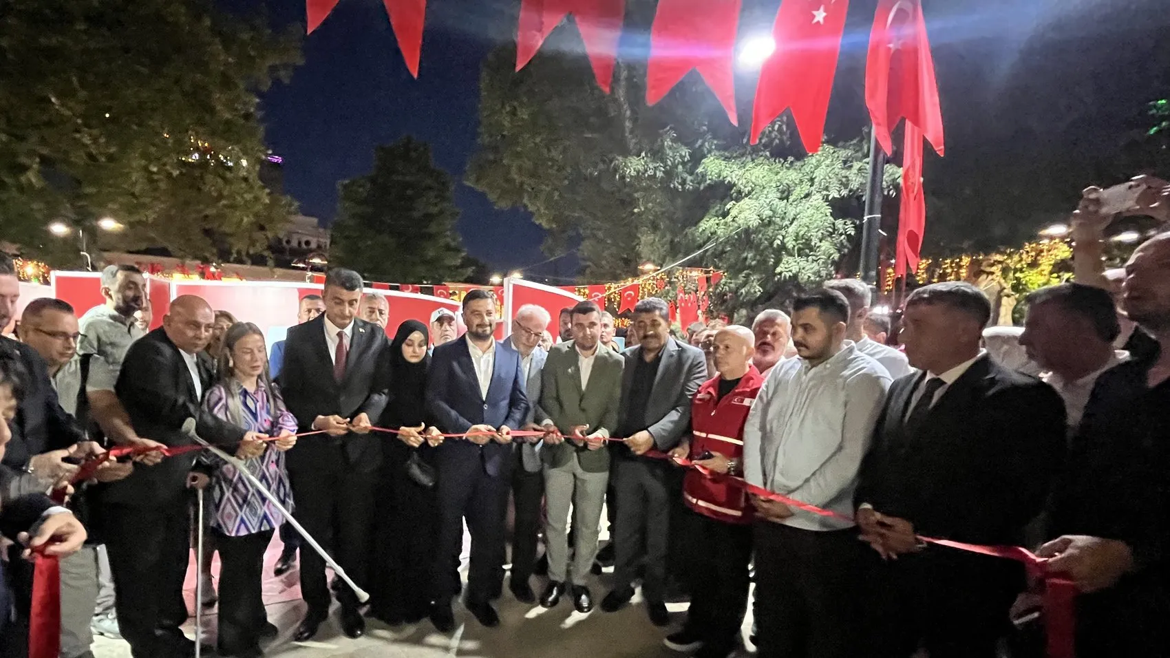 Kağıthane meydanında demokrasi nöbeti tutuldu