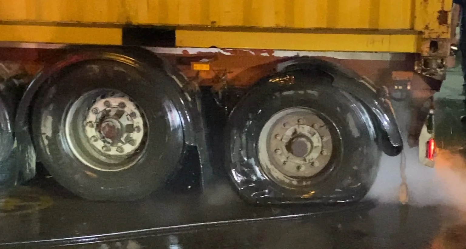 Yanan TIR ile şehre girdi ve itfaiye bahçesinde durdu