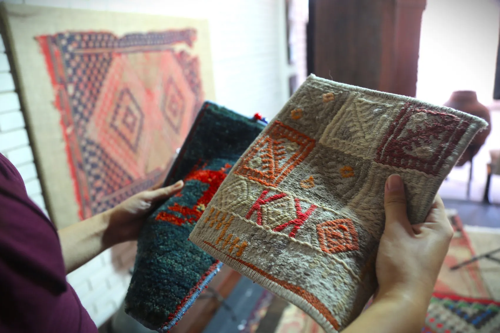 Anadolu'nun eski halıları Antalya güneşinde dekoratif sanat eserine dönüşüyor
