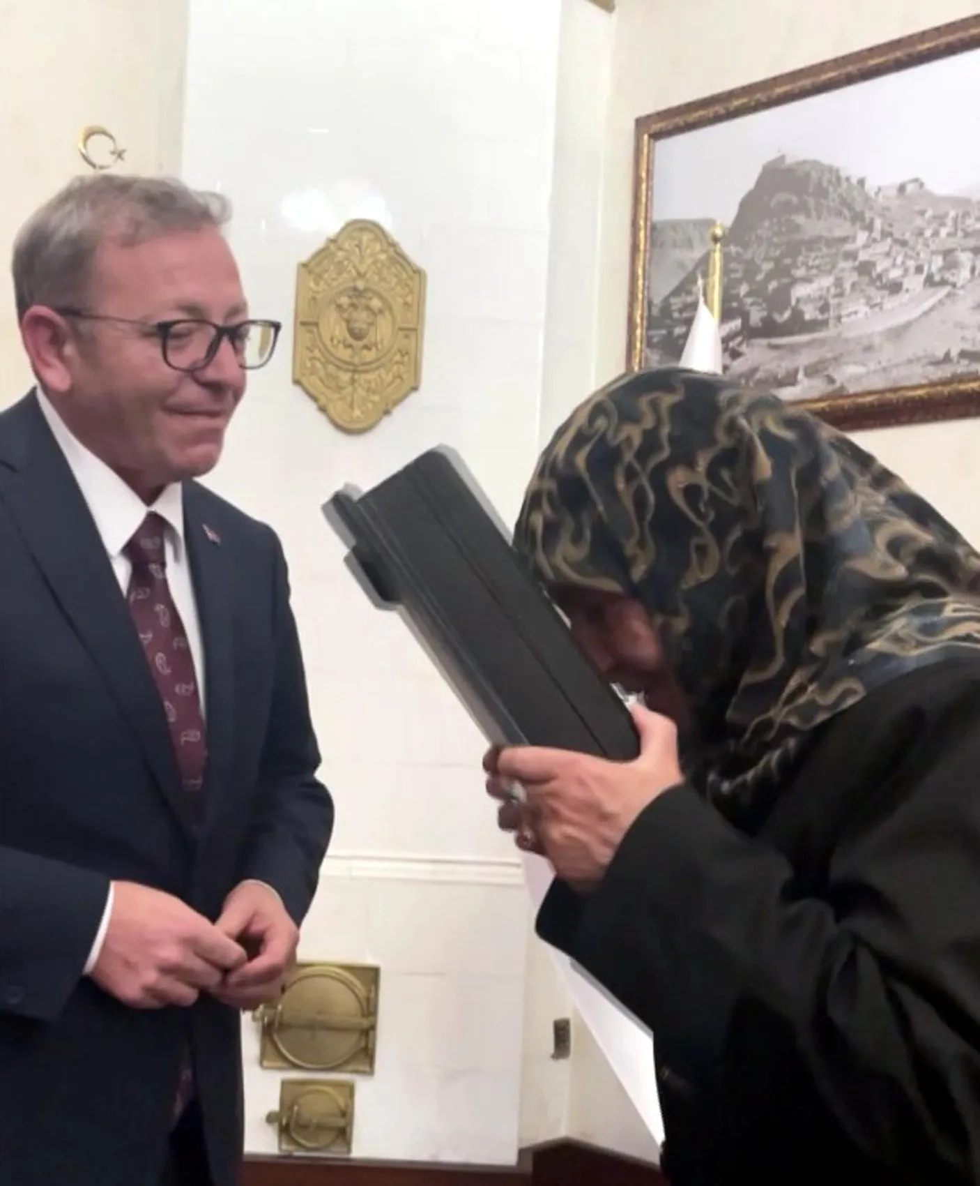 Kars'ta duygulandıran anlar Makam aracındaki bayrağı öperek selamladı
