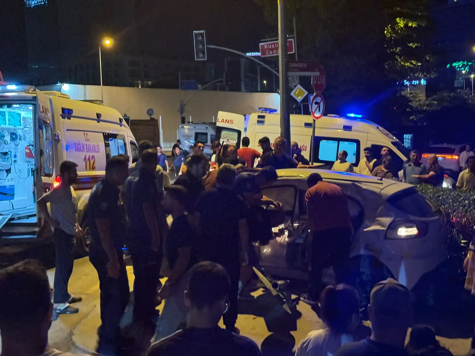 Ümraniye’de gece vakti kamyon ve otomobil çarpıştı