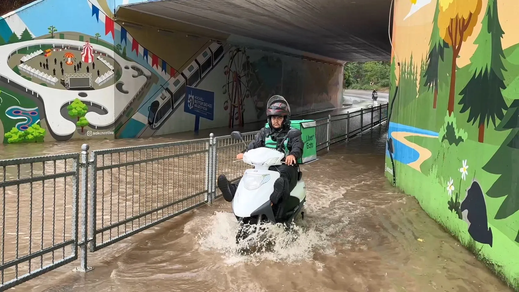 İzmit'te sağanak yağış trafiği kilitledi