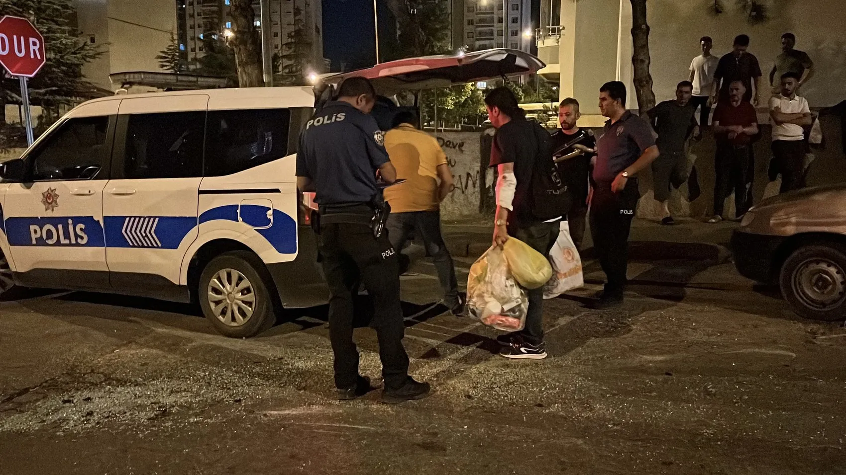 Kayseri'de kaza sonrası şaşkına çeviren bir saatlik eşya toplama mesaisi