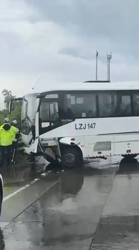 İstanbul Havalimanı servis aracı bariyerlere girdi