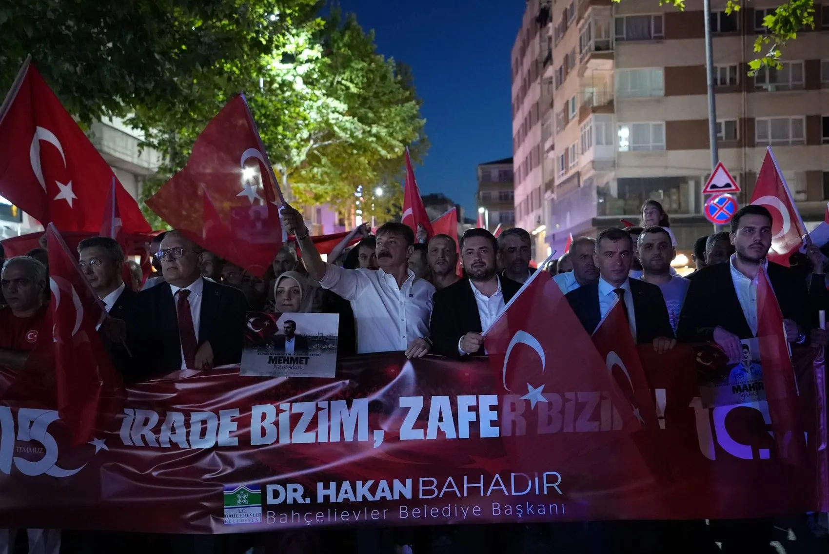 Bahçelievler'de 15 Temmuz anması için dev bayraklı yürüyüş