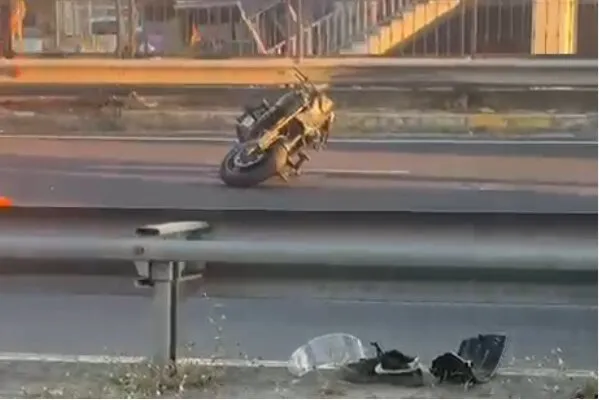 Düzce'de motosikletliyi hayattan koparan kaza kameraya yansıdı