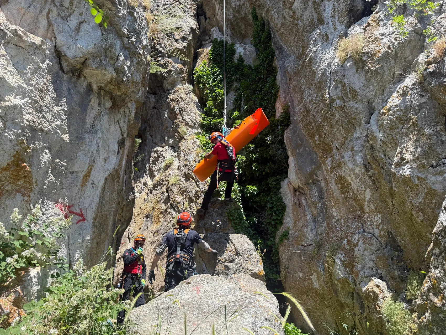 Bursa'da ekipler sarp kayalıklarda nefes kesen kurtarma operasyonu yaptı