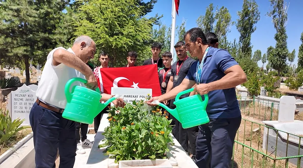 Şampiyonlardan şehit polisin mezarına madalyalı vefa ziyareti