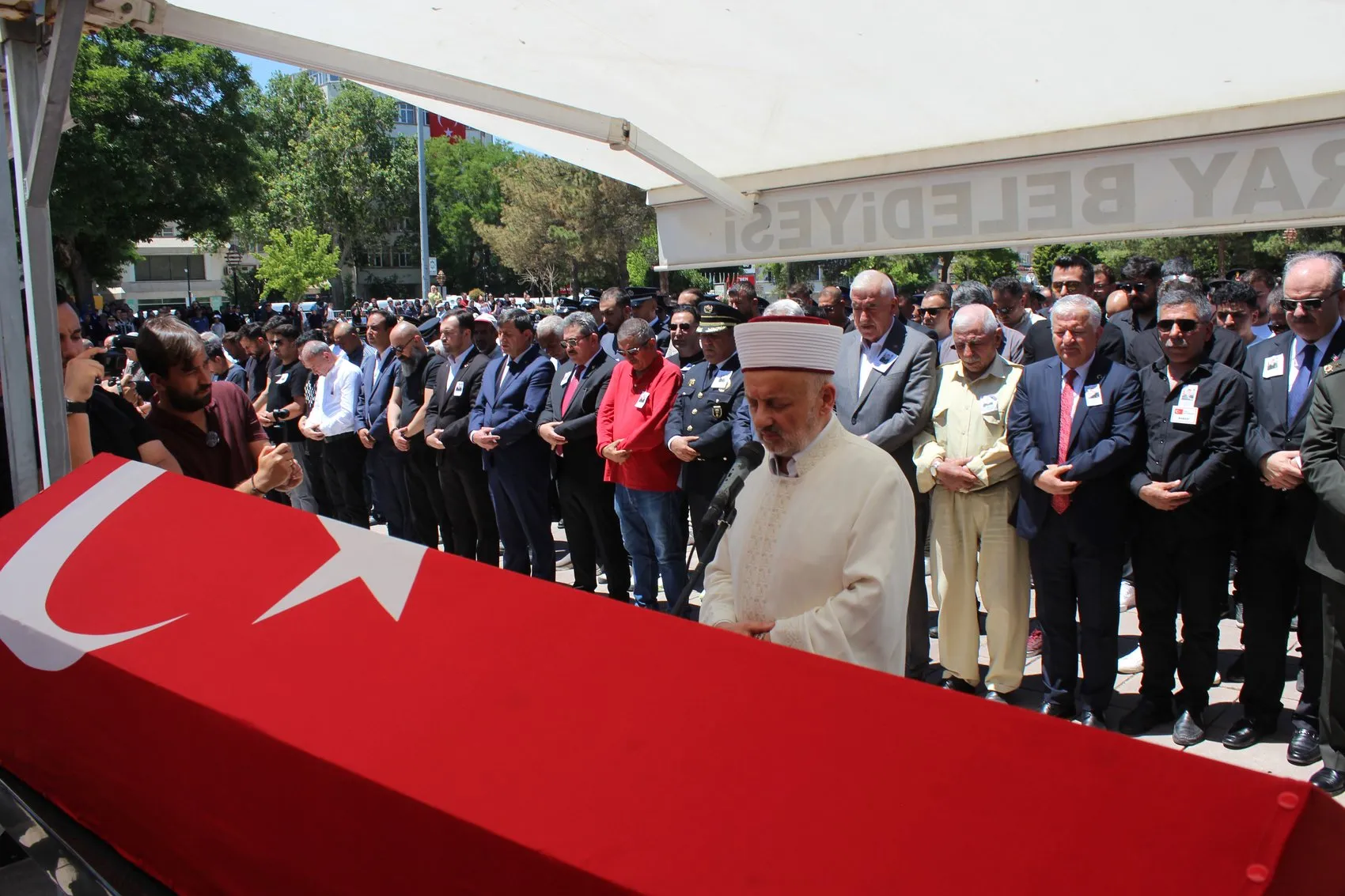 Aksaray şehidini binlerce kişiyle son yolculuğuna uğurladı