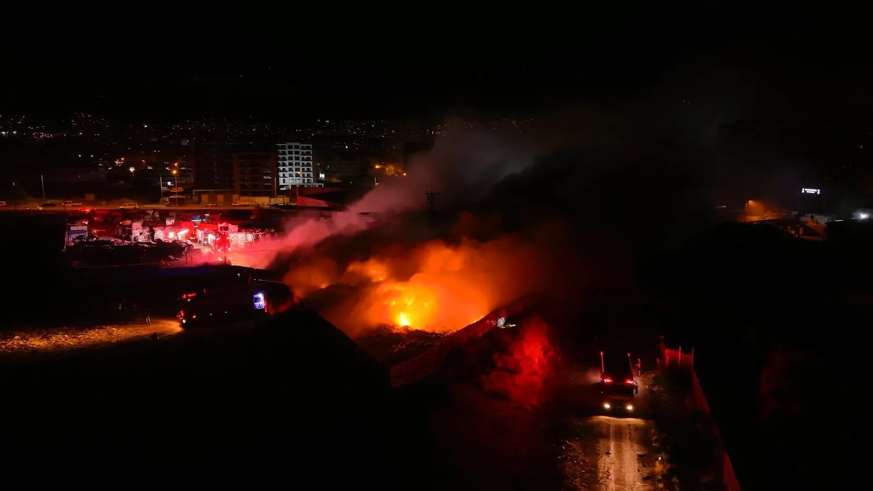 Bursa'da geri dönüşüm tesisini alevler teslim aldı