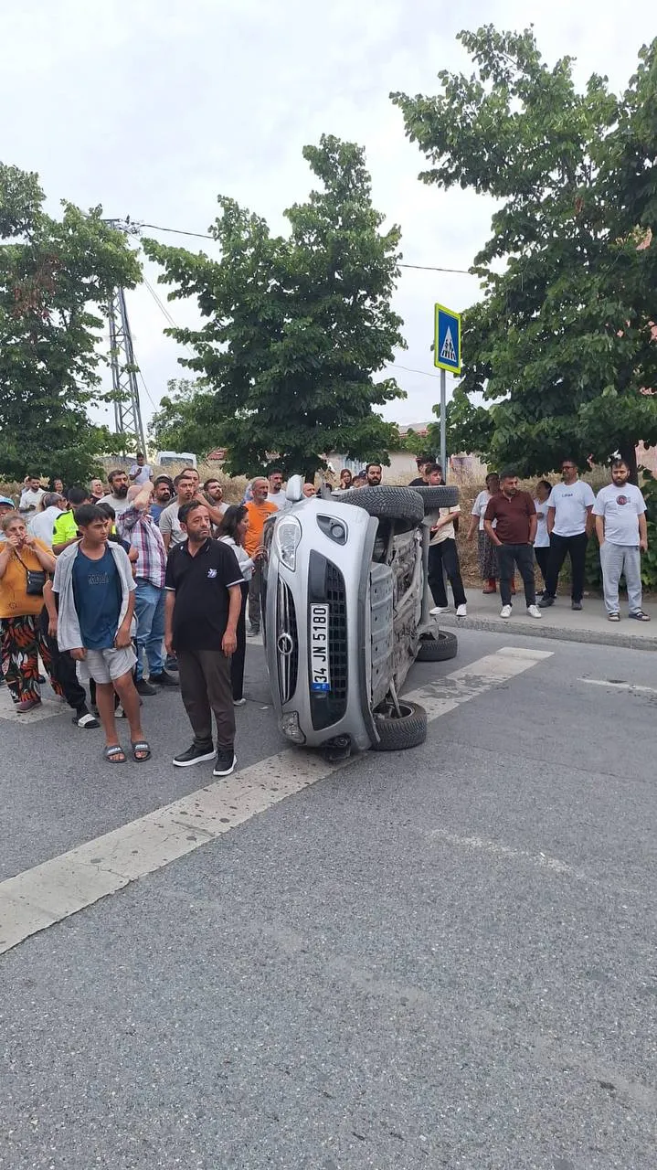 Sultangazi’de kontrolden çıkan otomobil takla atarak devrildi