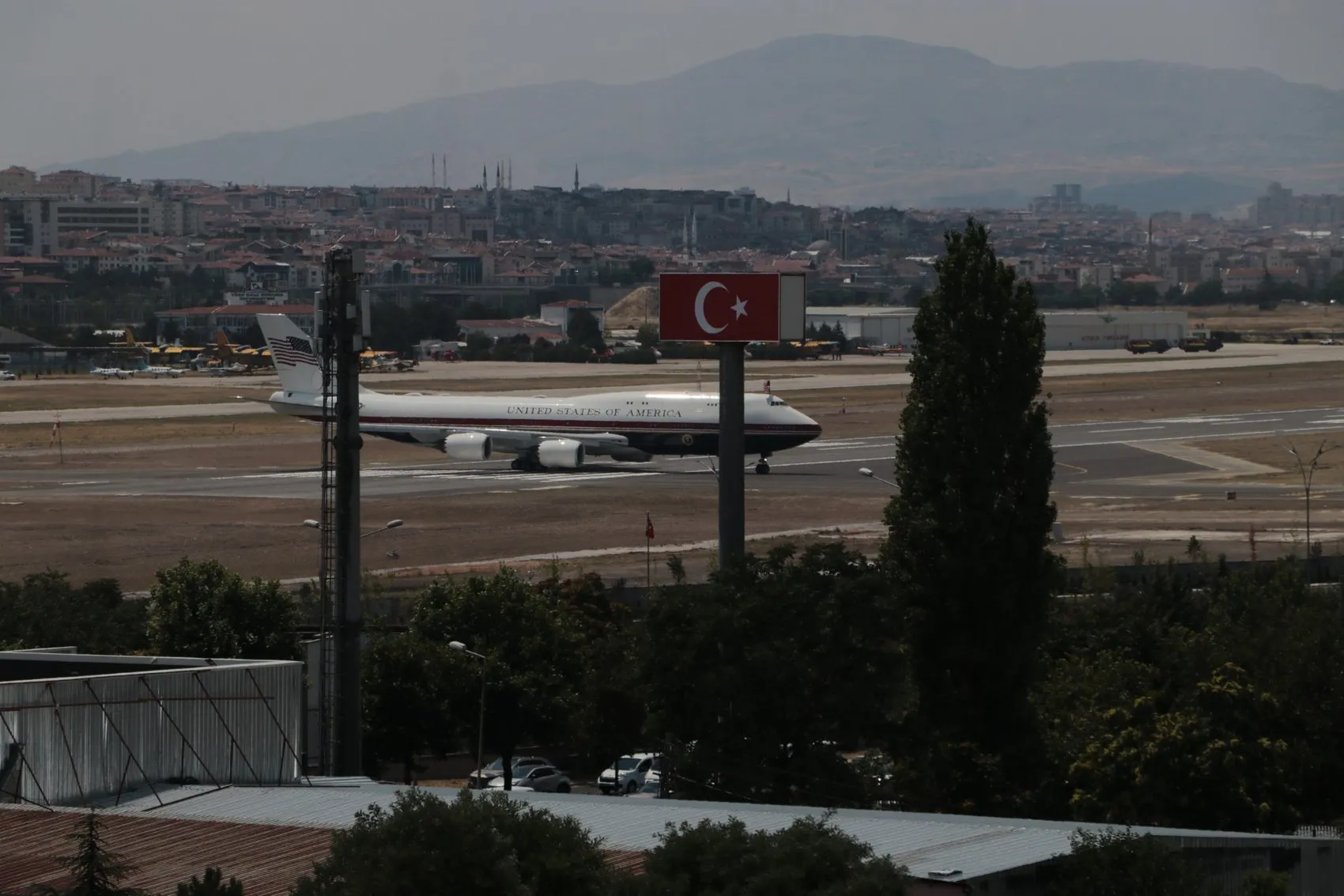 Donald Trump kritik NATO zirvesi için Ankara'ya indi