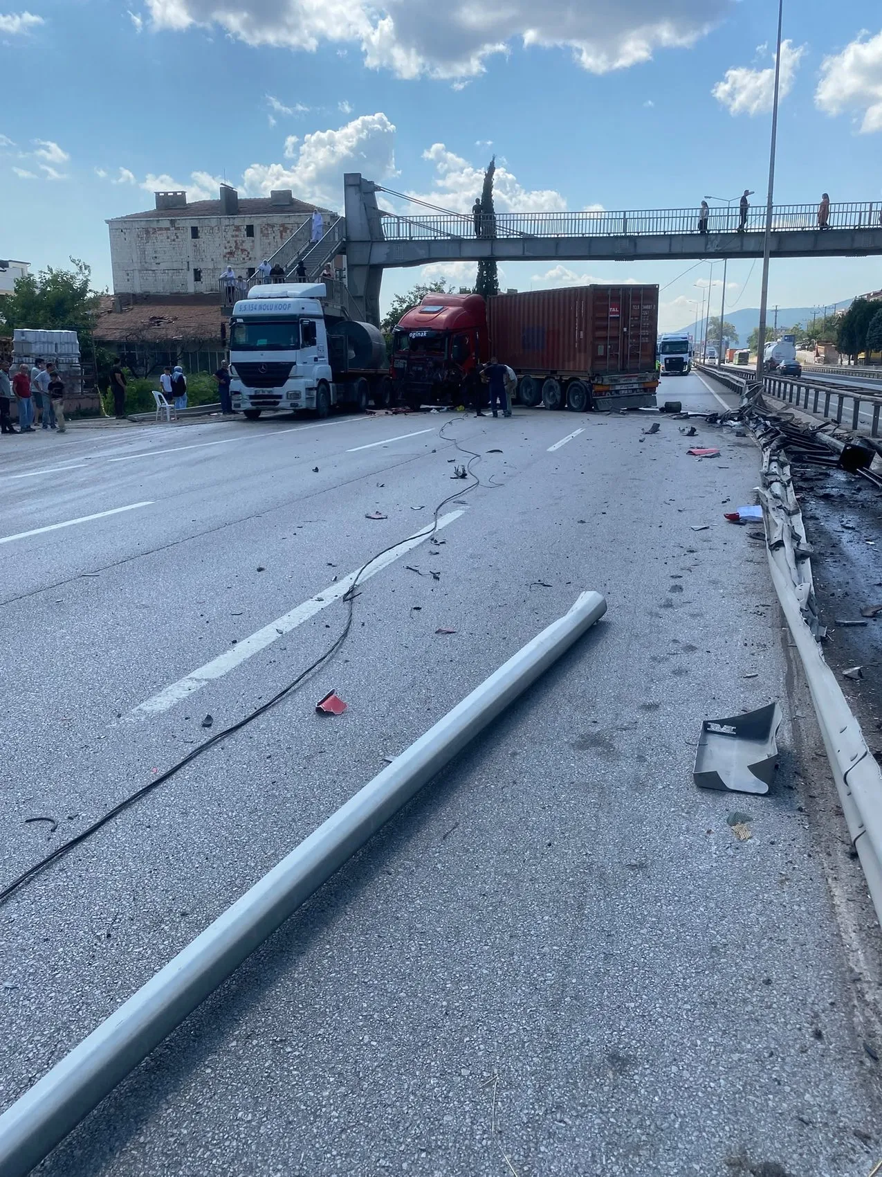 Kocaeli D-100 trafiğini kilitleyen TIR kazası