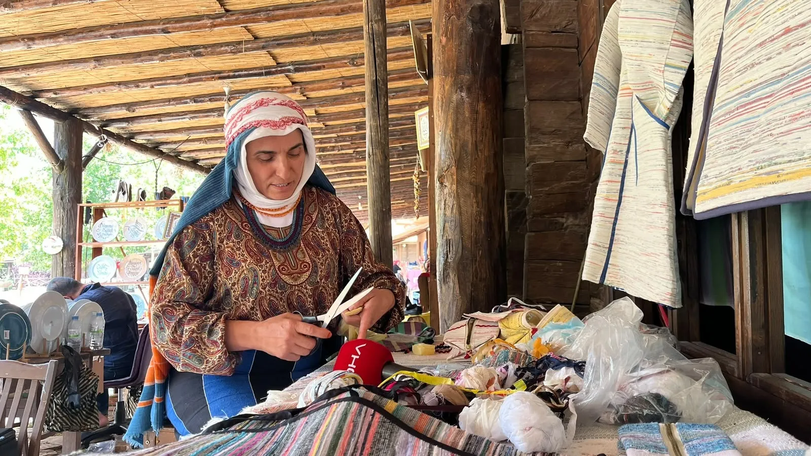Atık poşetleri dokuma tezgahında sanata dönüştürüyor