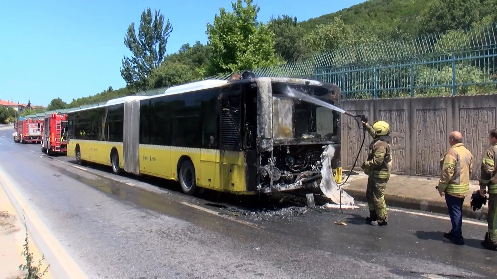 Ataşehir’de yolcu otobüsü yolda alev aldı