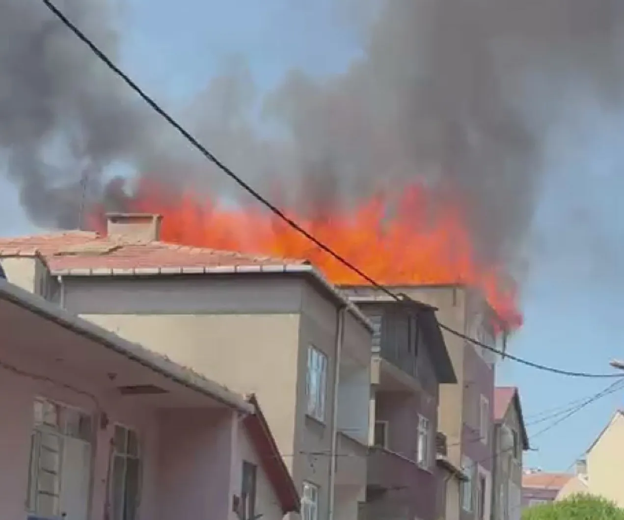 Pendik’te beş katlı binanın çatısı alevlere teslim oldu