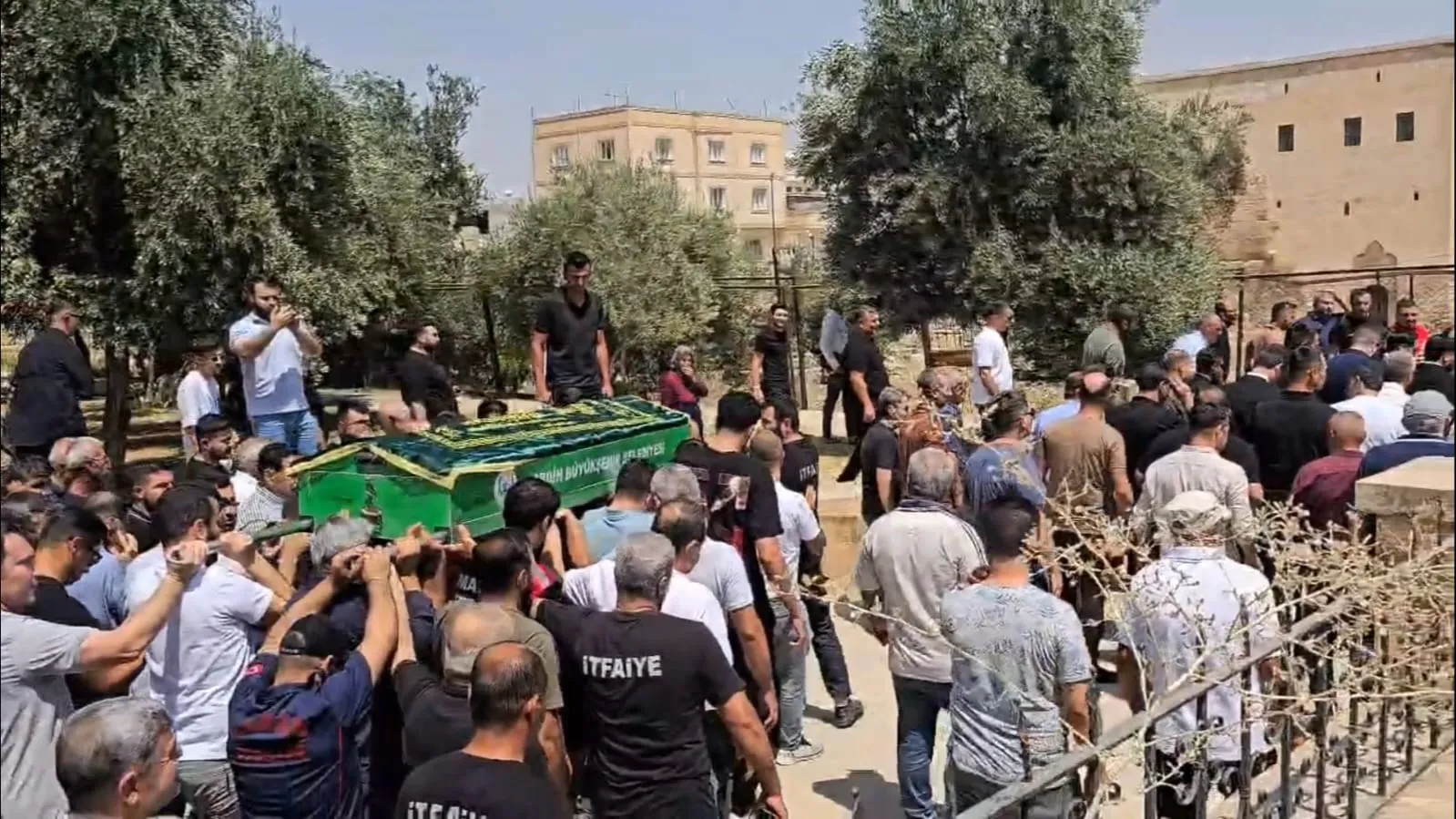Görev başında şehit olan itfaiyeci Ömer Kaplan toprağa verildi
