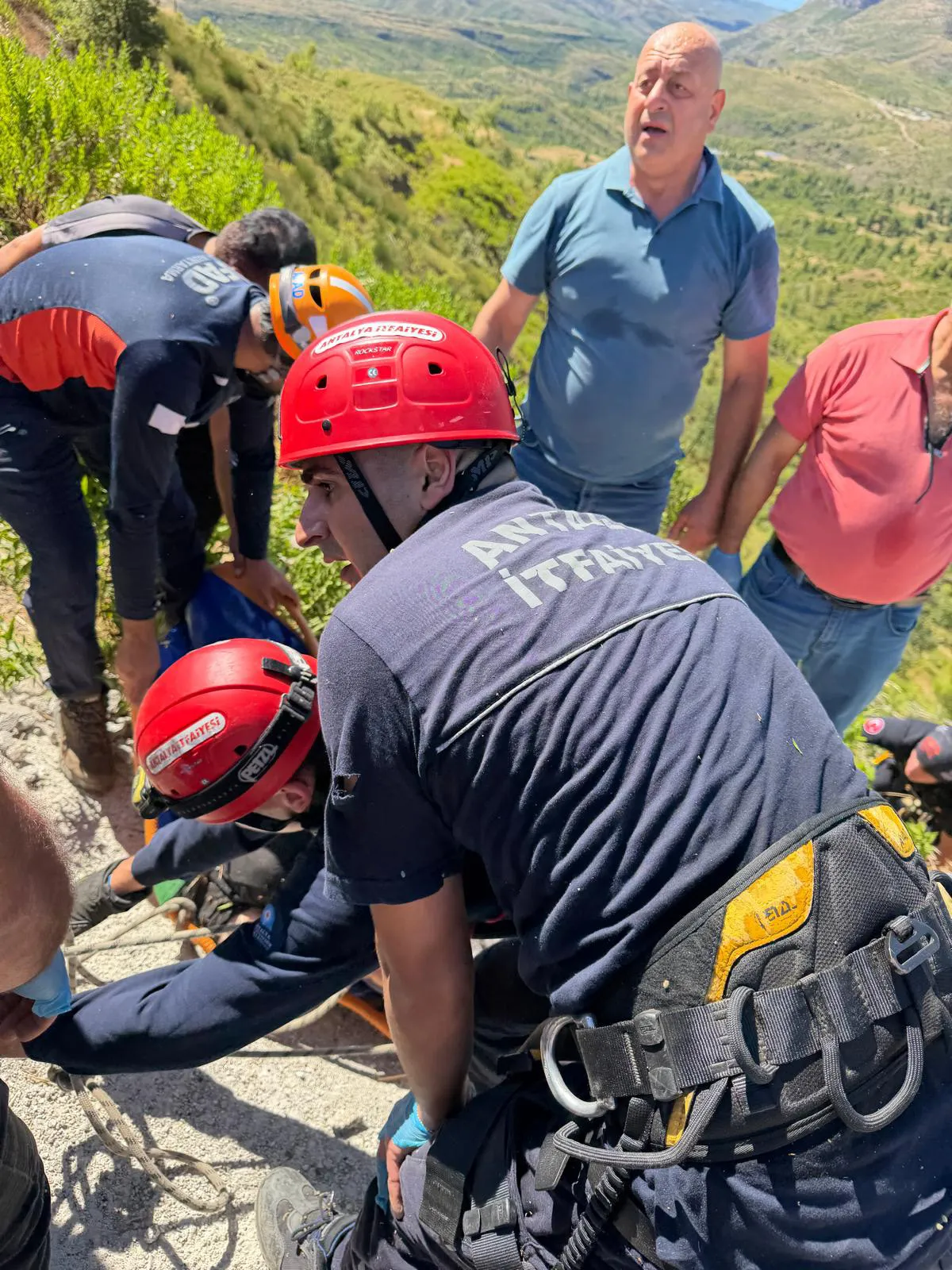 Antalya'da aile faciası Uçuruma yuvarlanan kamyonetten 5 ölü çıktı