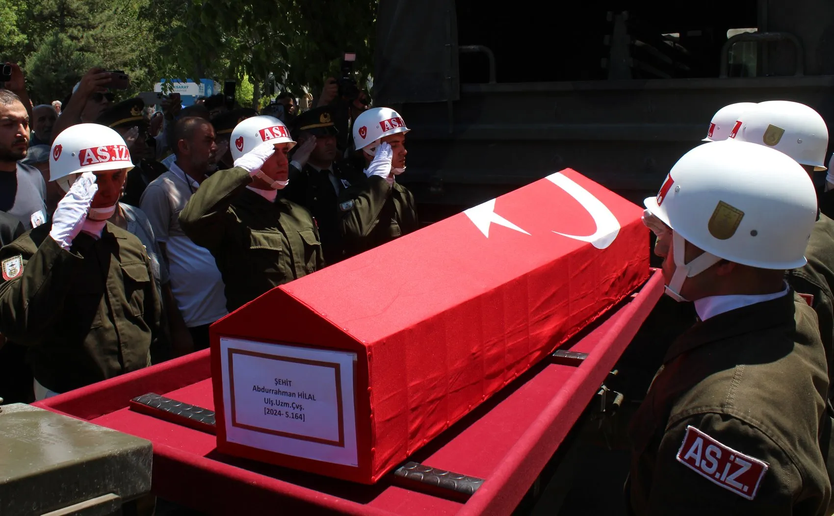 Aksaray şehidini binlerce kişiyle son yolculuğuna uğurladı