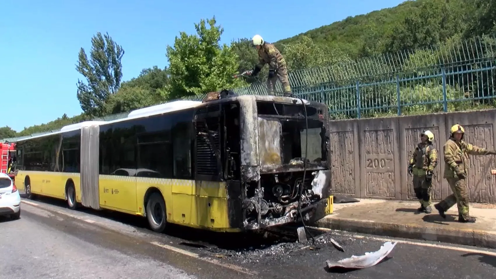 Ataşehir’de yolcu otobüsü yolda alev aldı