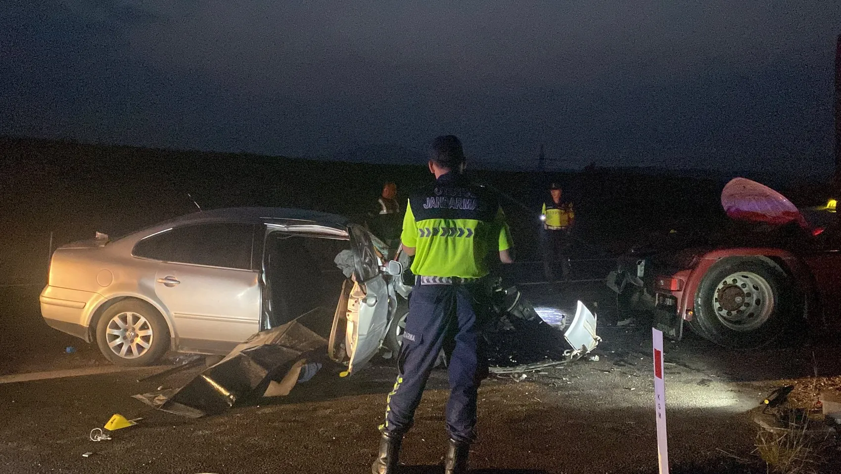 Adana'da otoyol faciası Emniyet şeridindeki TIR'a çarpan araçta iki kişi öldü