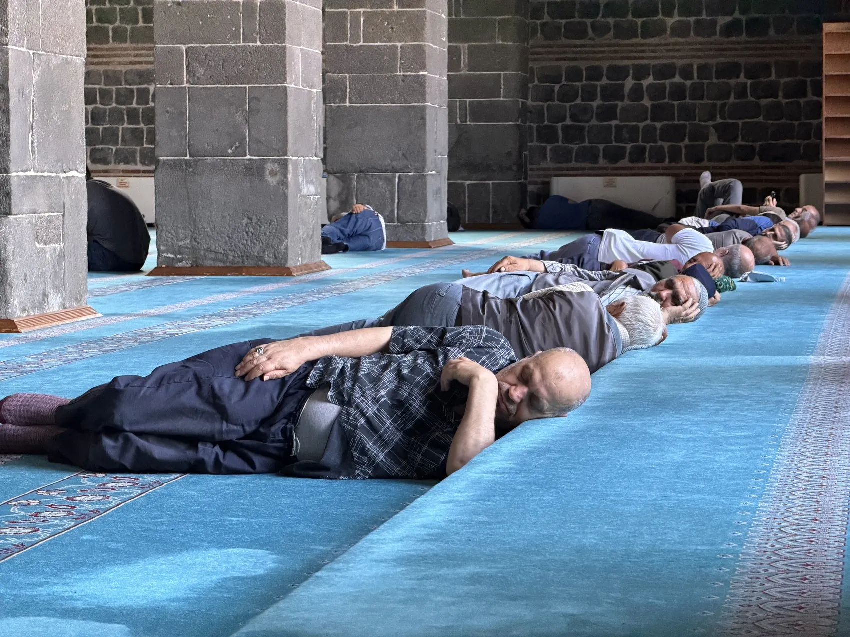 Diyarbakır'da termometreler kırılınca vatandaş camiye sığındı