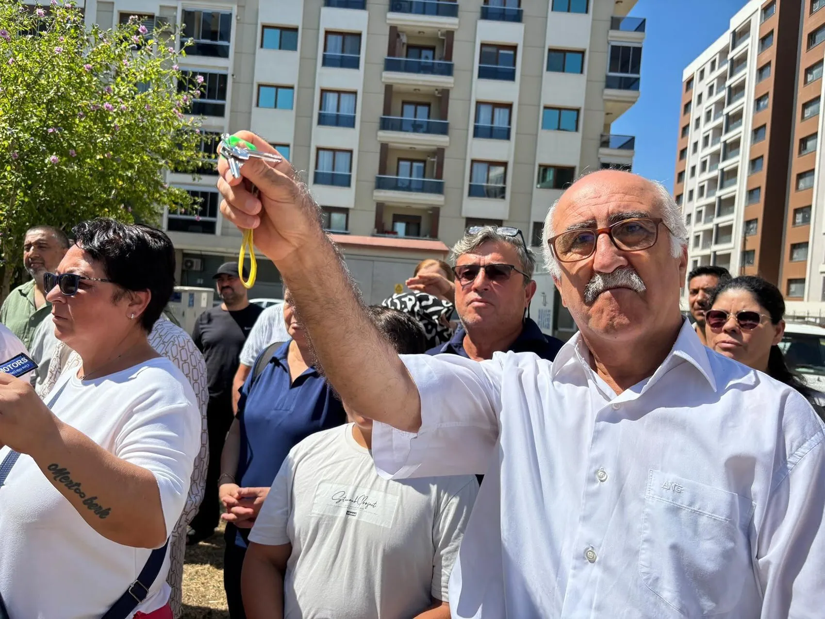 Örnekköy’de evlerini bekleyen hak sahipleri anahtar sallayarak eylem yaptı