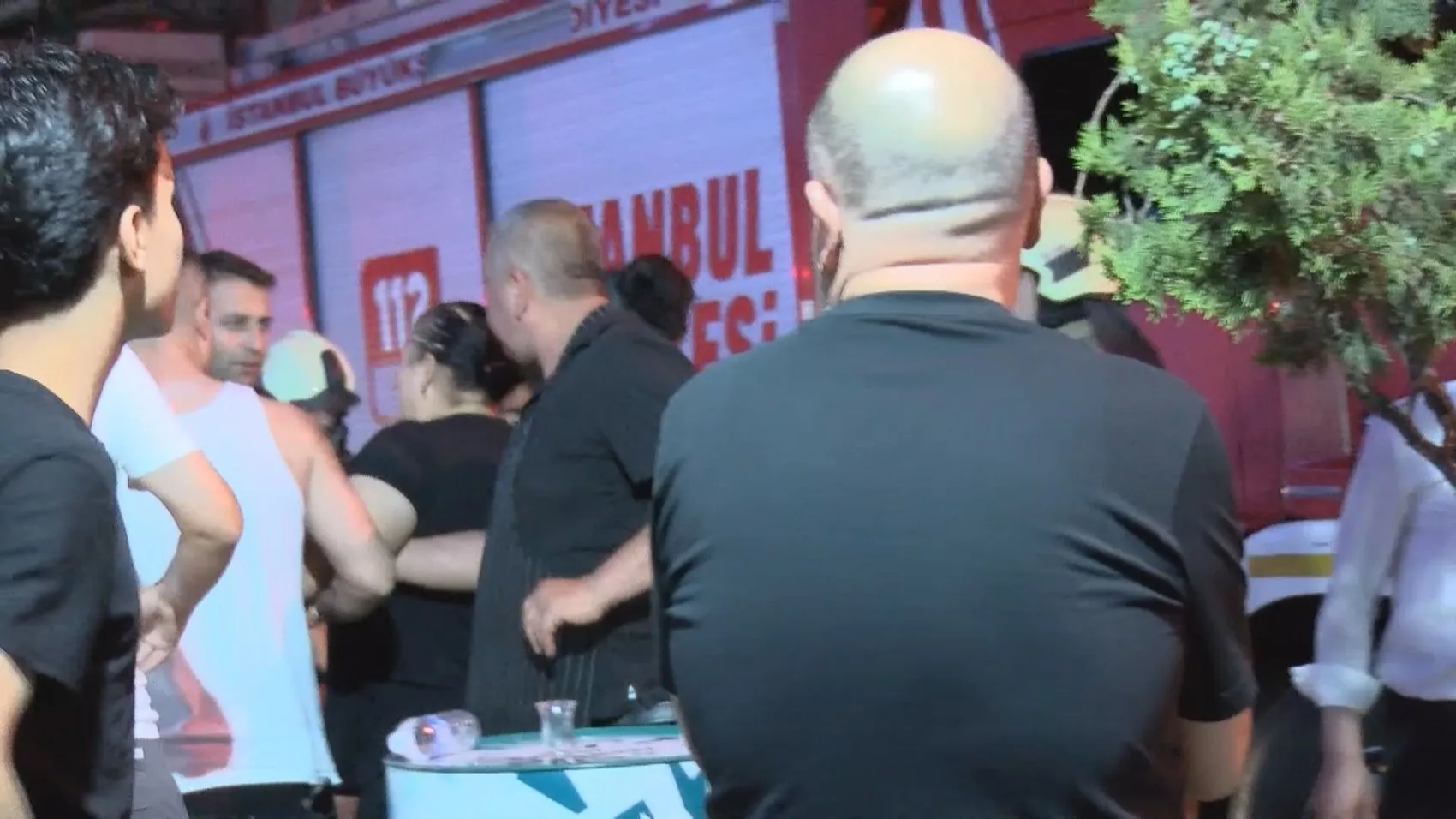 Küçükçekmece'de iş hanını alevler sardı