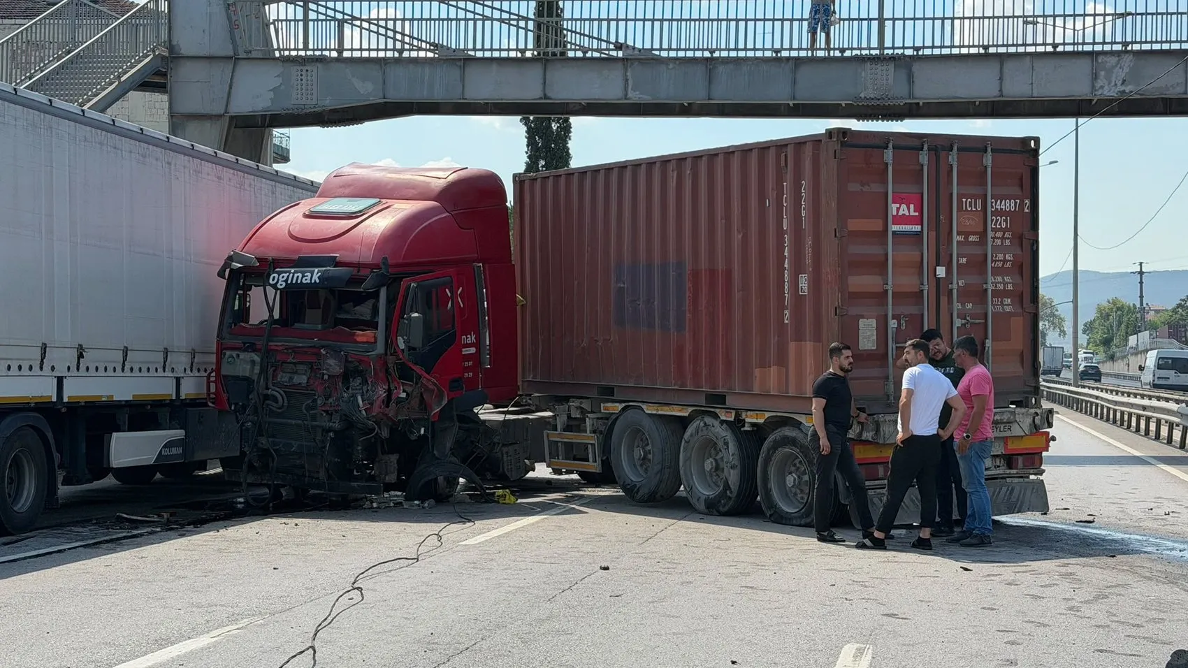 Kocaeli D-100 trafiğini kilitleyen TIR kazası