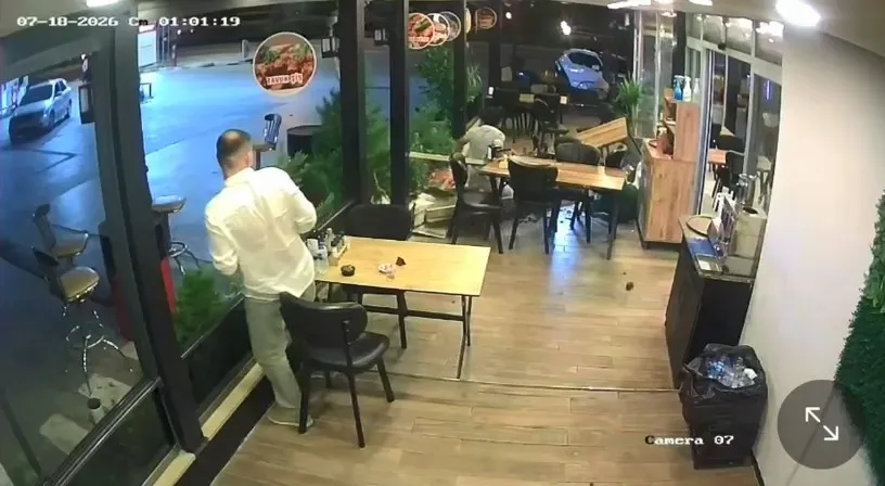 Karamürsel'de yemek yiyen müşterinin üzerine motosiklet girdi