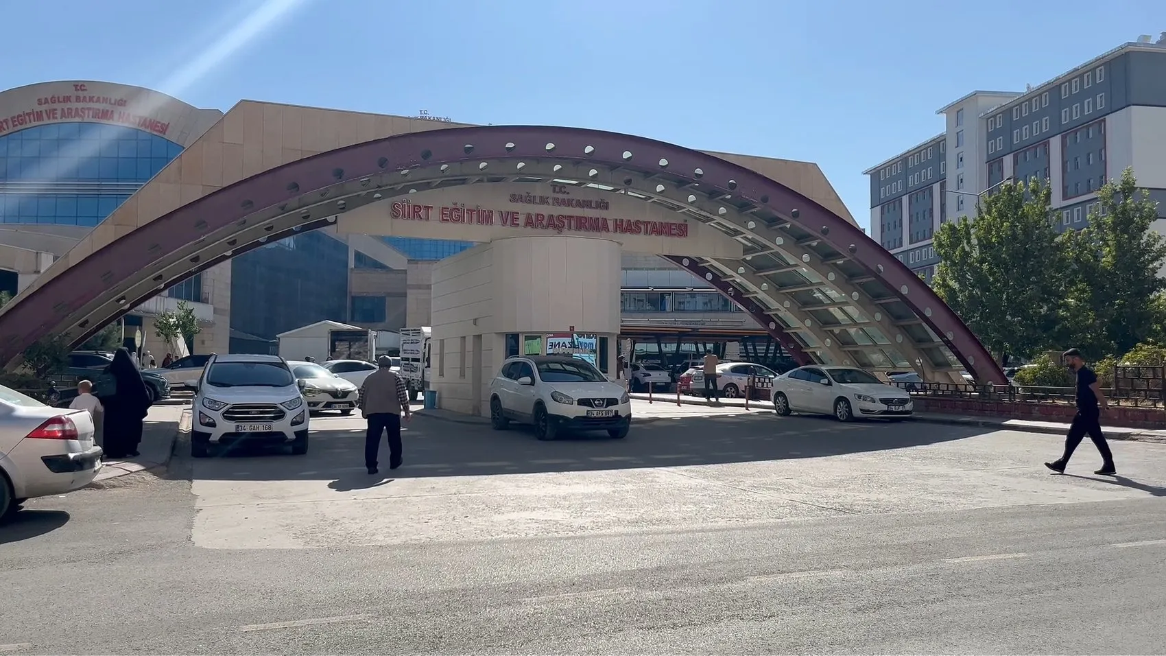 Eruh’ta yaşlı adam evinin önündeki duvardan düşerek ağır yaralandı