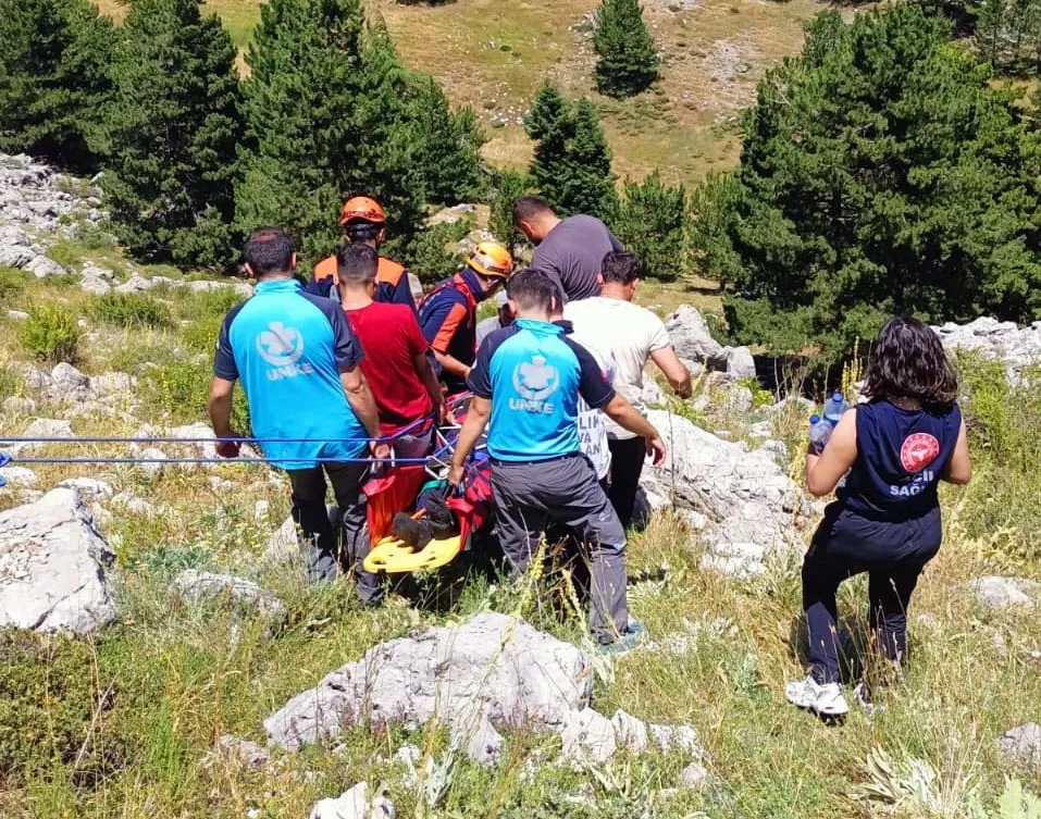Dağda kekik toplarken kayalıklardan düşüp yaralandı