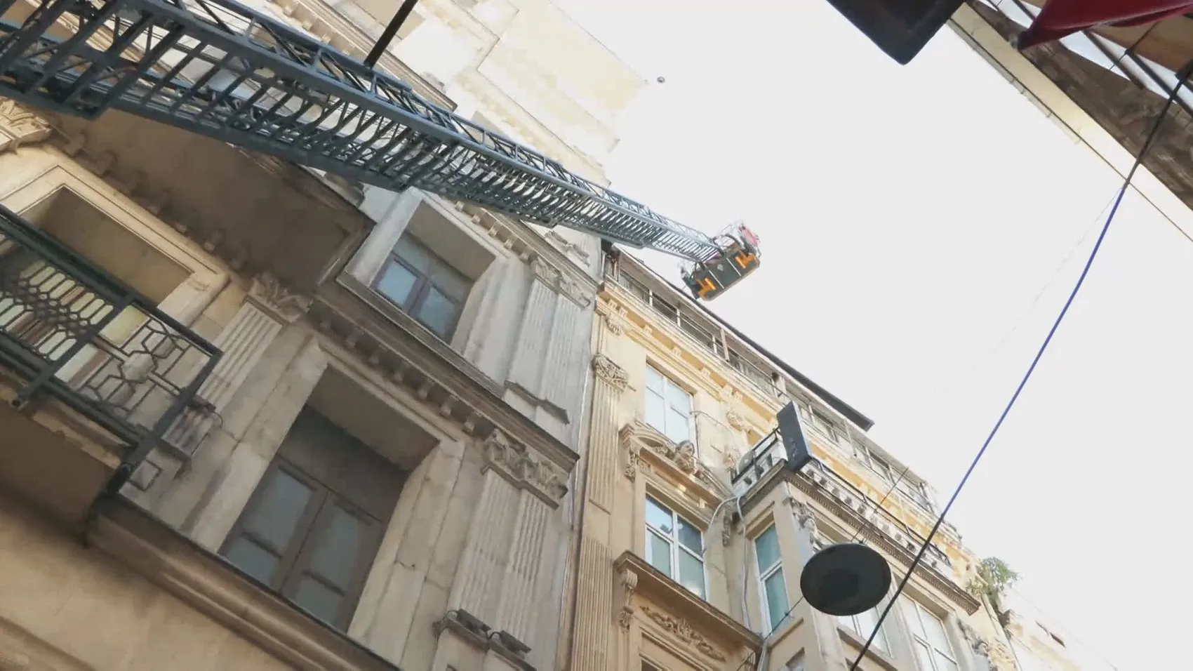 İstiklal Caddesi'ndeki alışveriş merkezinde korkutan yangın