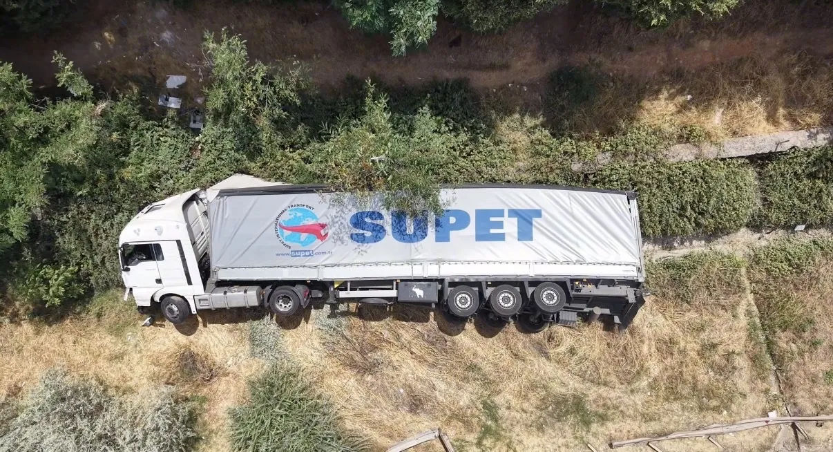 TEM Otoyolu'nda devrilen TIR trafiği kilitledi