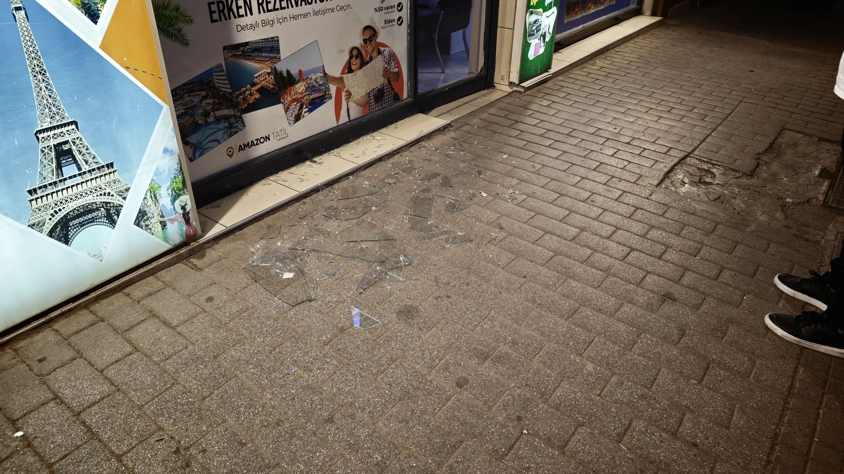 Eskişehir'de kaldırımda yürürken dükkan camını tekmeleyen saldırganı esnaf durdurdu