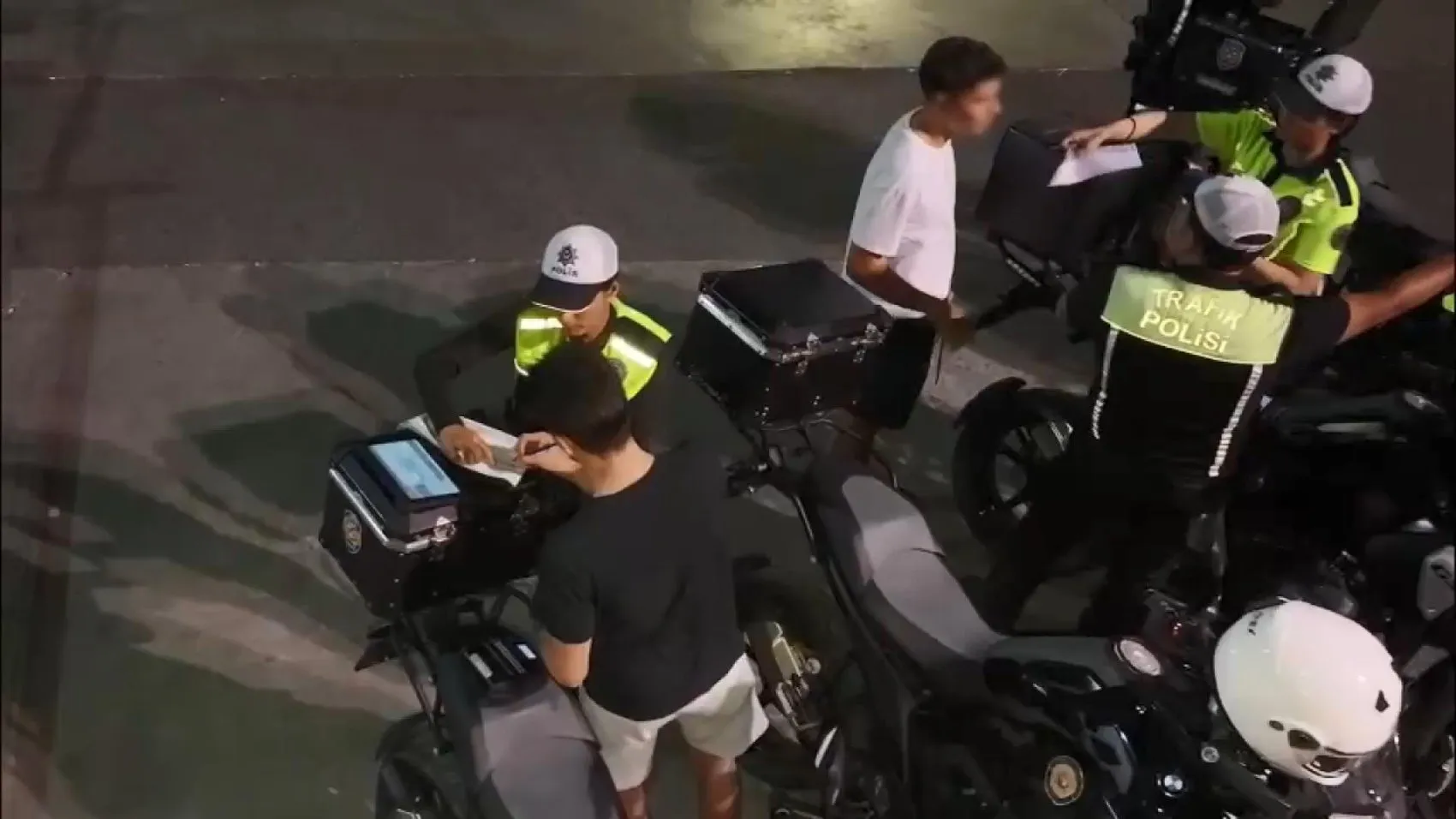 İstanbul’da yaya yoluna giren motosikletlilere dronlu takip
