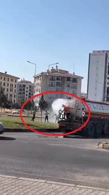 Diyarbakır sokaklarında 39 derecelik bunaltıcı sıcaklara suyla çözüm