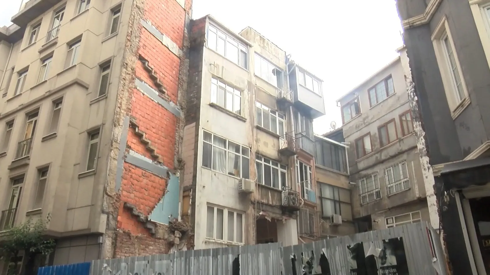 Şişli'de binanın duvarı çöktü mahalleli deprem oluyor sandı