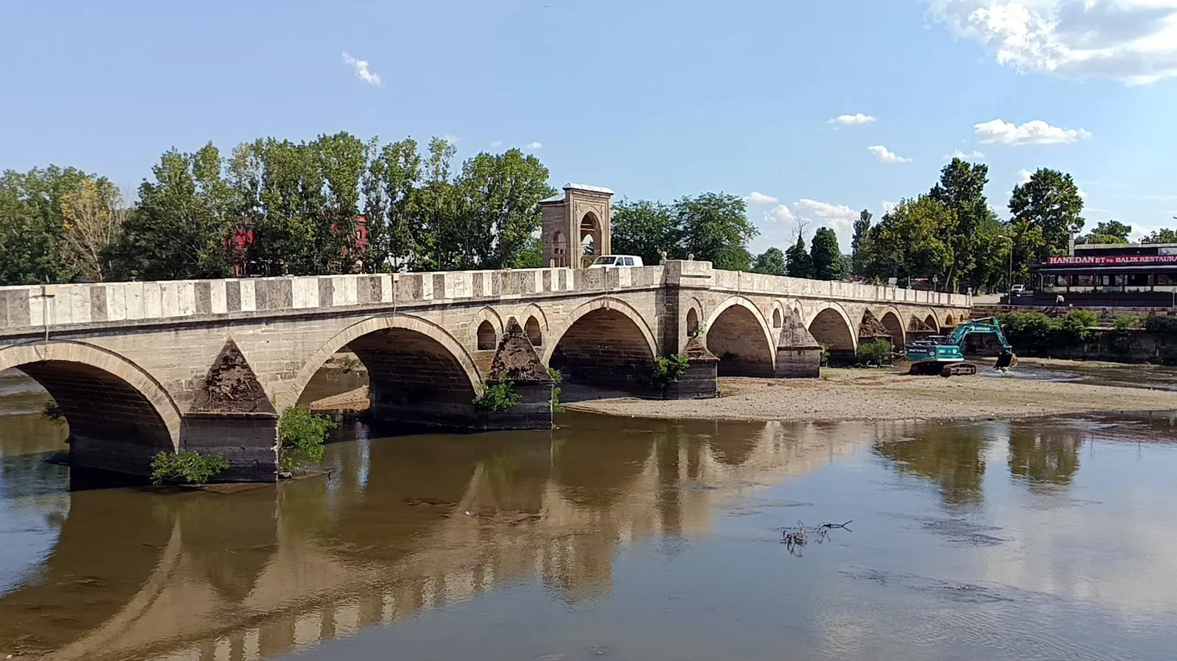 Tunca Nehri’nde sular çekilince ekipler iş makinesiyle sahaya indi