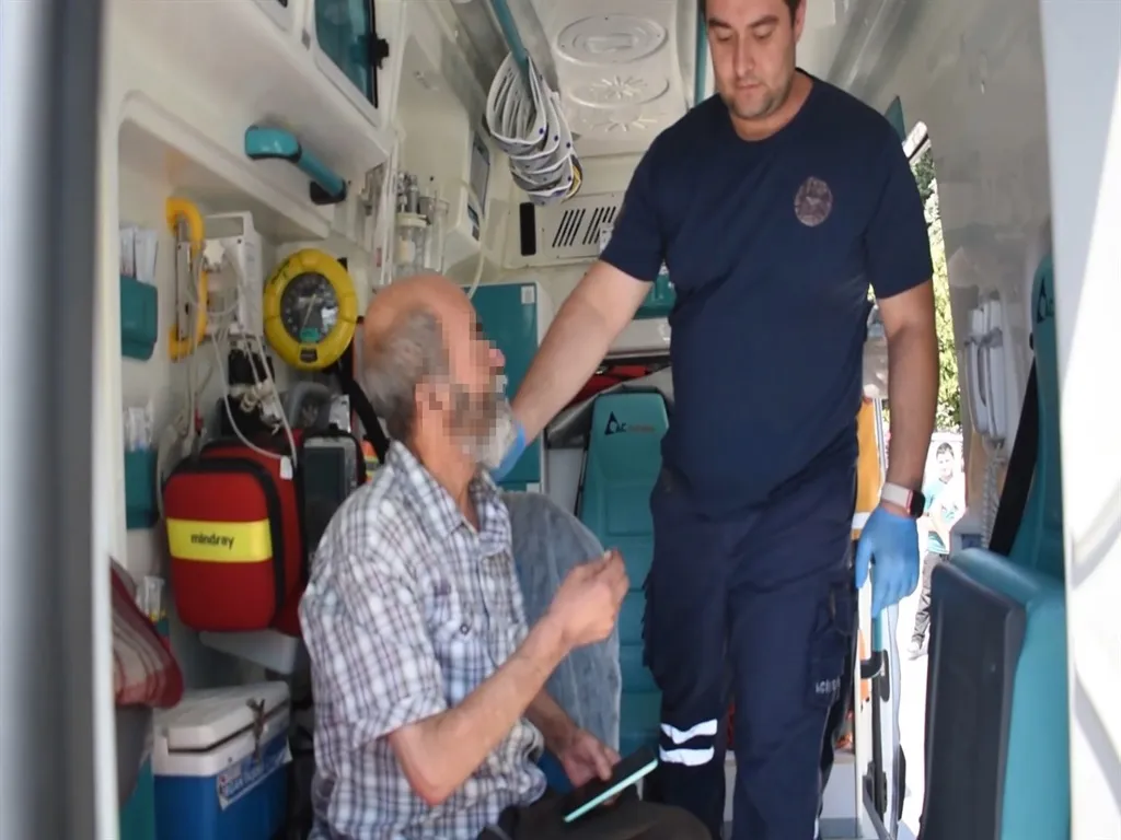 Bursa'da çöp eve dönüşen dairede mahsur kalan yaşlı adam kurtarıldı