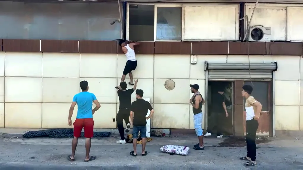 Kepez’deki depolarda çıkan yangın mahalleliyi sokağa döktü