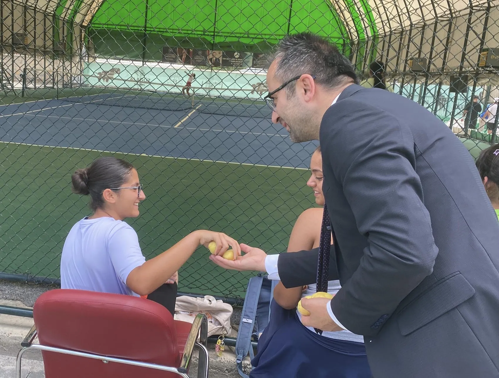 Iğdır’da tenis kortlarında kayısı molası