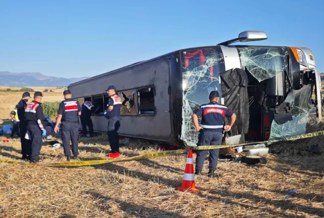 Amasya yolunda çift katlı otobüs devrildi